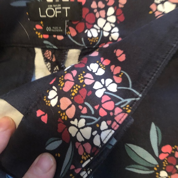 Loft Floral Shorts 🌸💐🌷🌼 - Picture 4 of 8